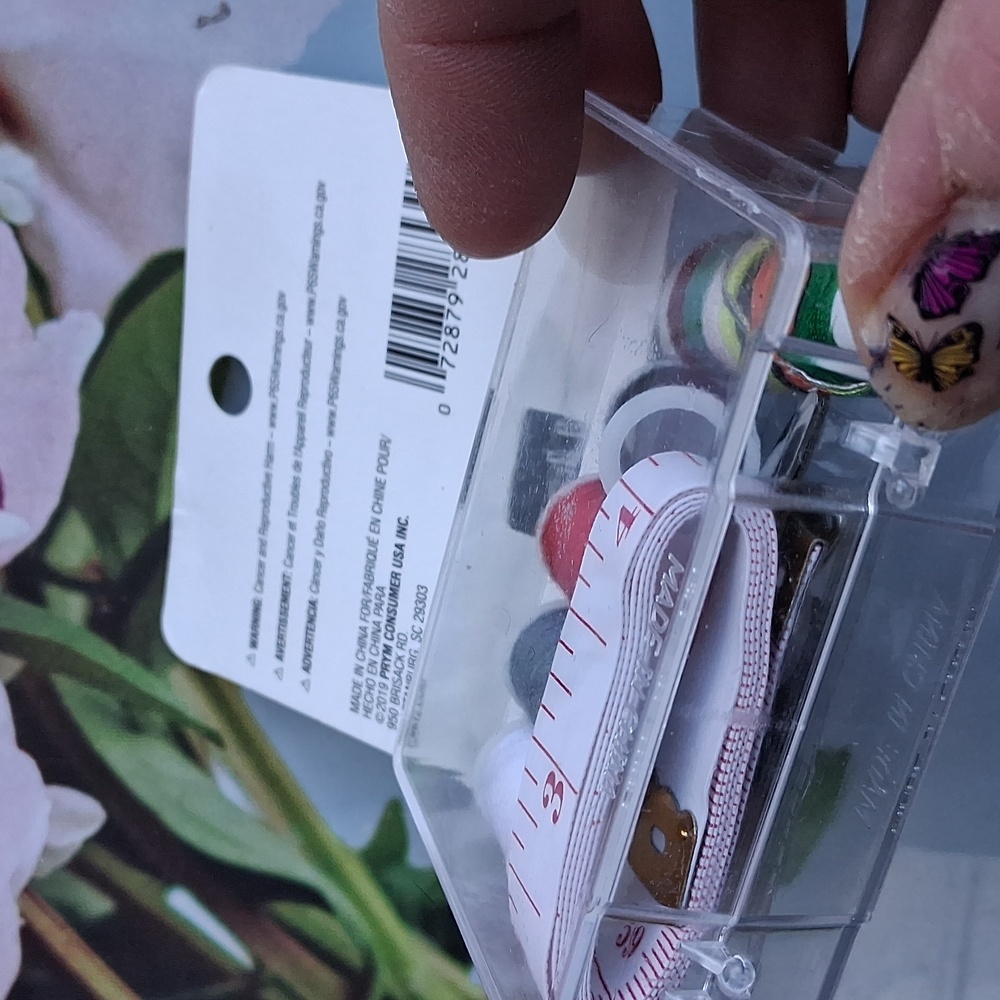 Mini Sewing Kit, perfect for travel - Picture 4 of 4